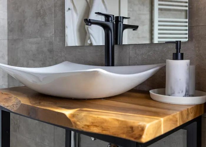 Отель El & De 4*